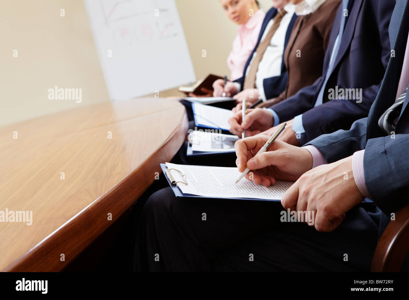 Close-up di imprenditori le mani con la scrittura di documenti durante la conferenza Foto Stock