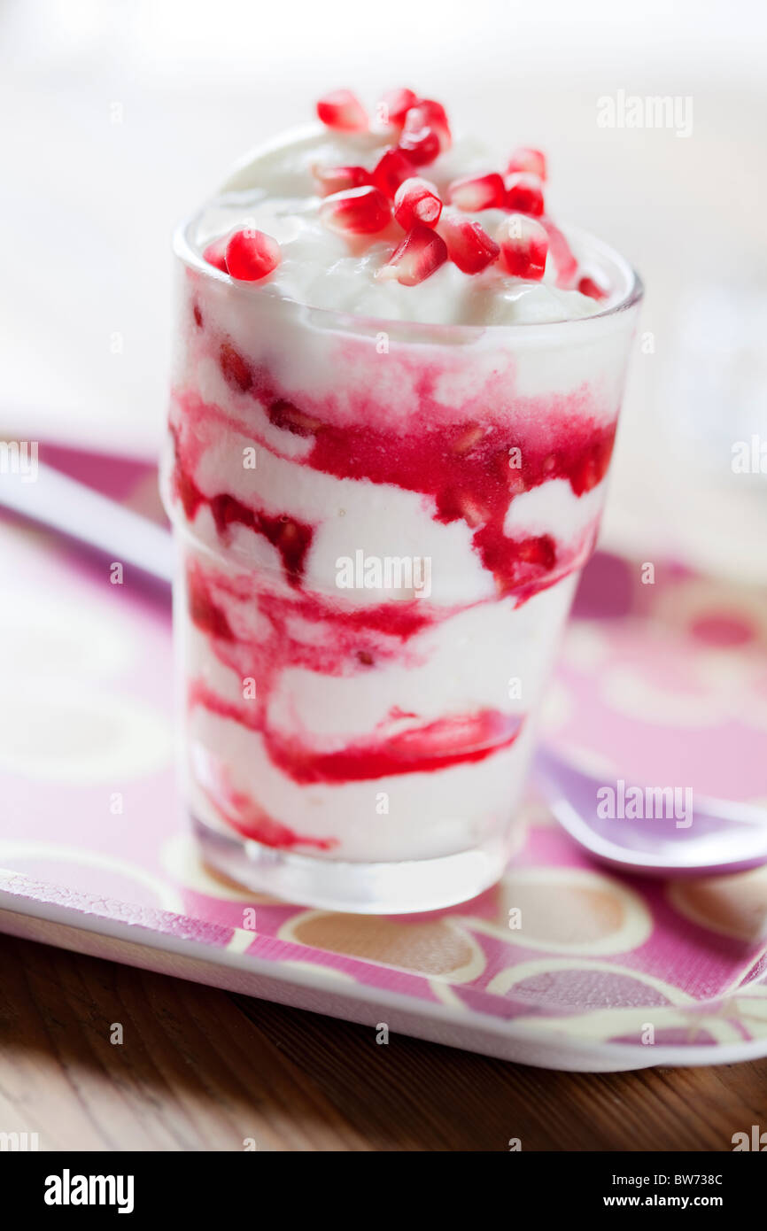 Yogurt con il melograno Foto Stock