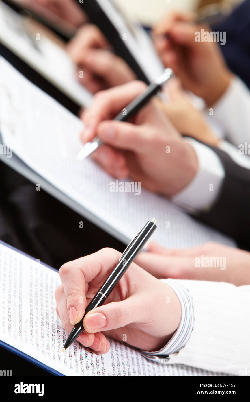 Close-up di persona d'affari però rendere note a lezione Foto Stock