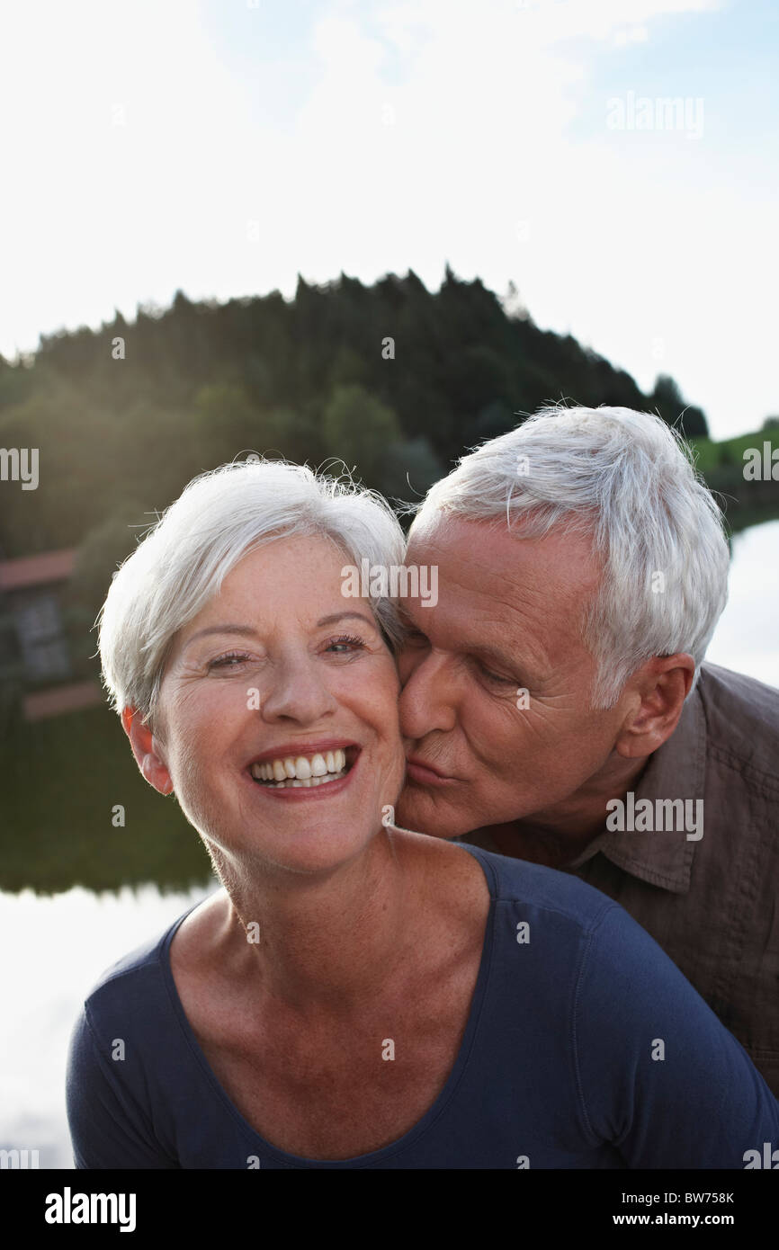 Senior baciare uomo donna Foto Stock