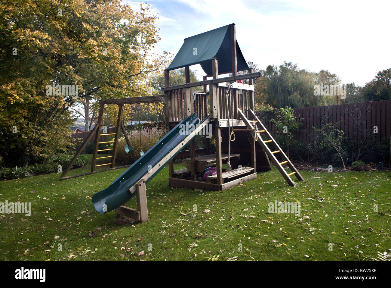 Telaio di arrampicata e far scorrere nel giardino sul retro. Foto Stock