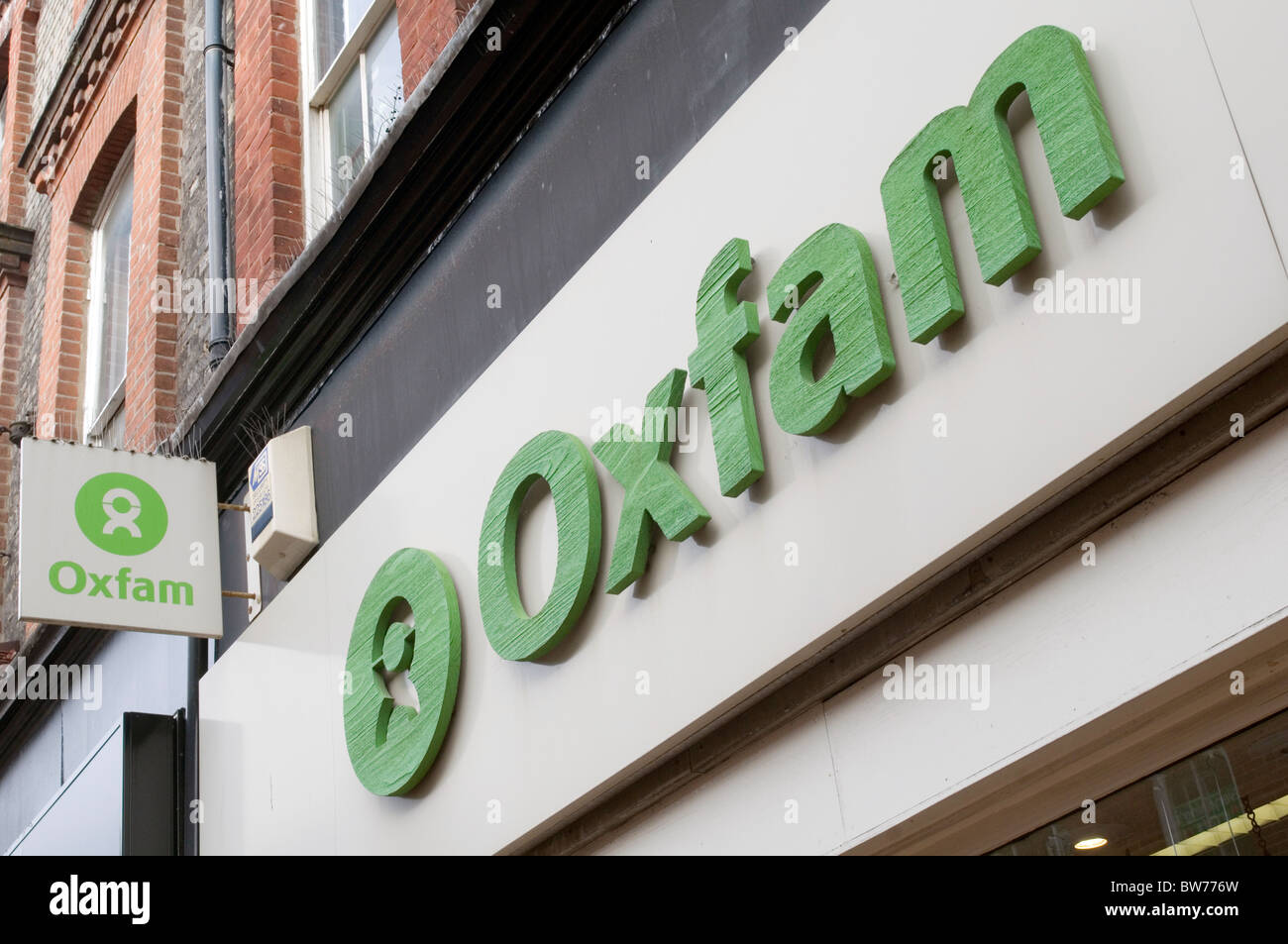 Oxfam carità negozi negozio di seconda mano di seconda mano vestiti rivenditore al dettaglio di beneficenza uk high street highstreet logo branding del marchio Foto Stock