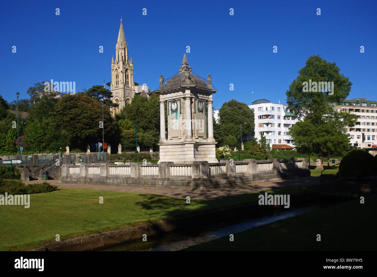 Memoriale di guerra e la chiesa di San Pietro, Bournemouth, Inghilterra Foto Stock