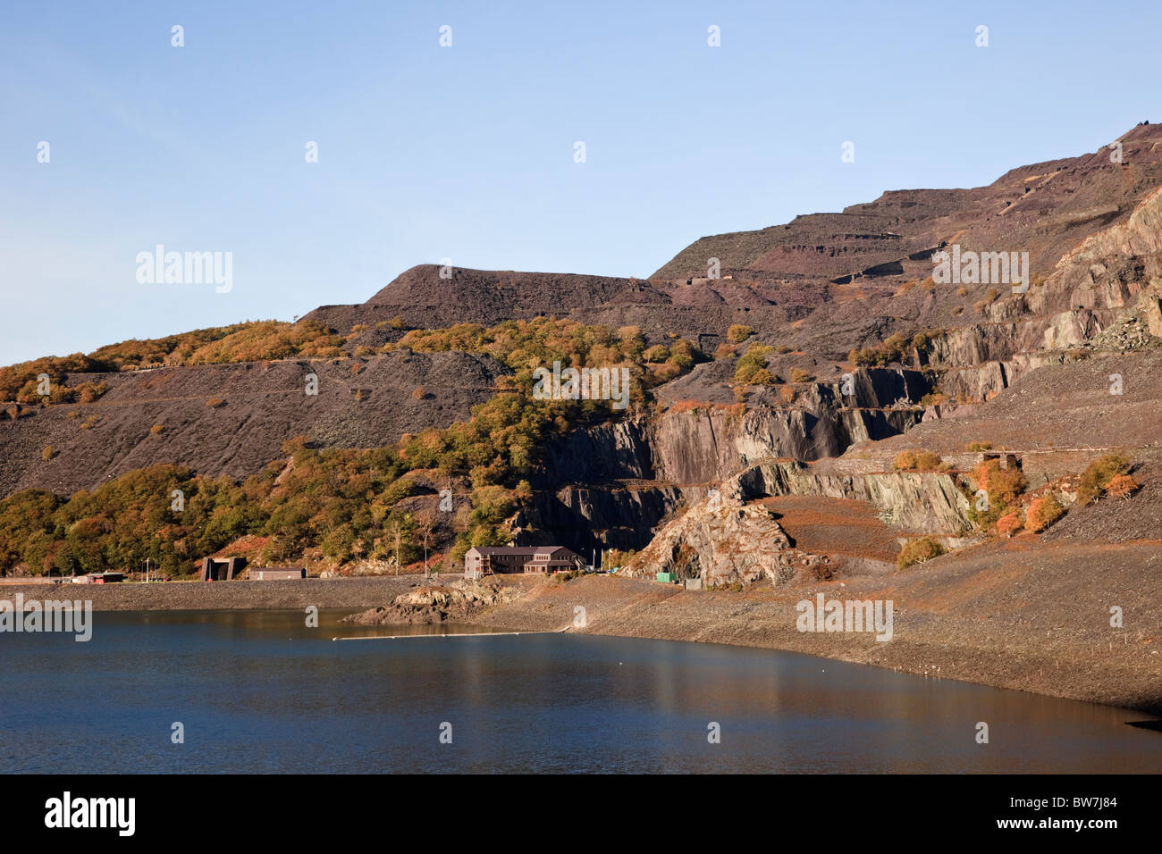 Llanberis, Gwynedd, Galles del Nord, Regno Unito. Dinorwig Power Station e in disuso cava di ardesia di tutta Llyn Peris serbatoio. Foto Stock