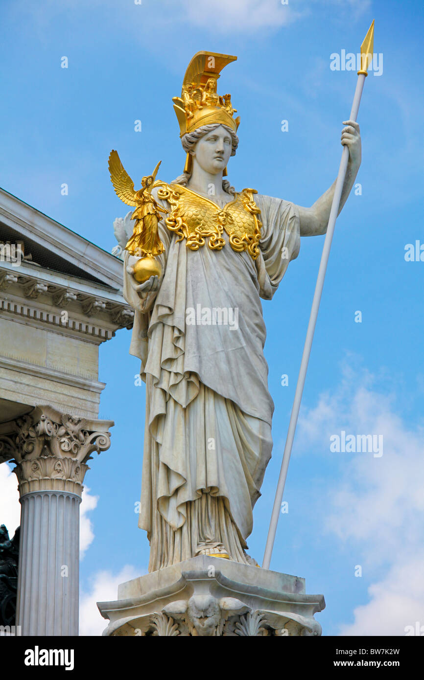 Statua di Pallade Atena davanti al Parlamento austriaco a Vienna Foto Stock