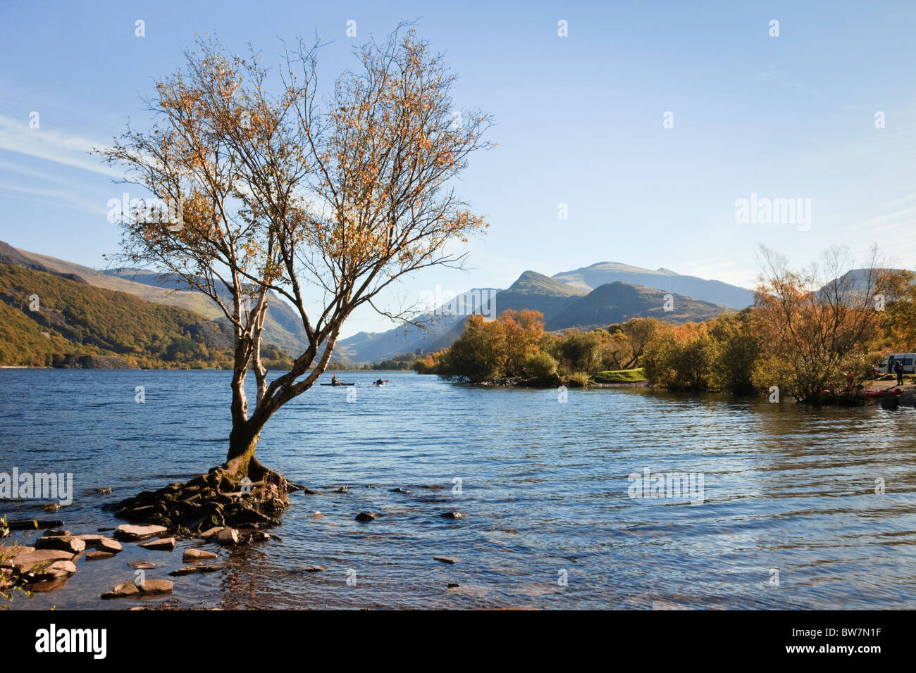 Vista lungo Llyn Padarn a Mount Snowdon nel Parco Nazionale di Snowdonia. Padarn Country Park, Llanberis, Gwynedd, Galles del Nord, Regno Unito. Foto Stock