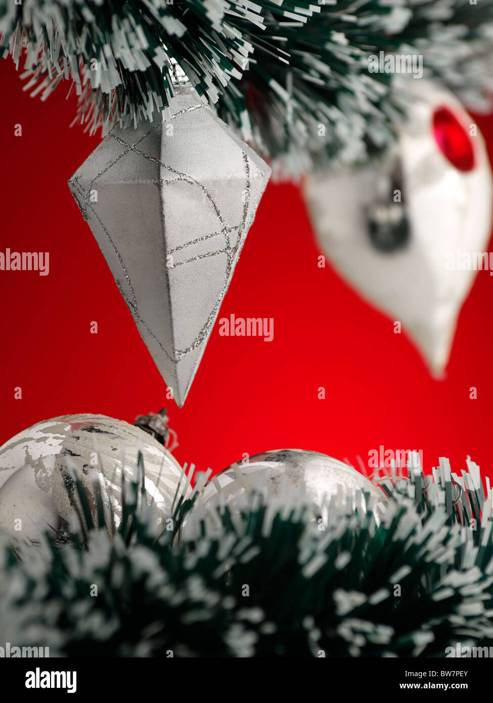 Decorazione di natale dettaglio,fuoco selettivo, sfondo rosso Foto Stock