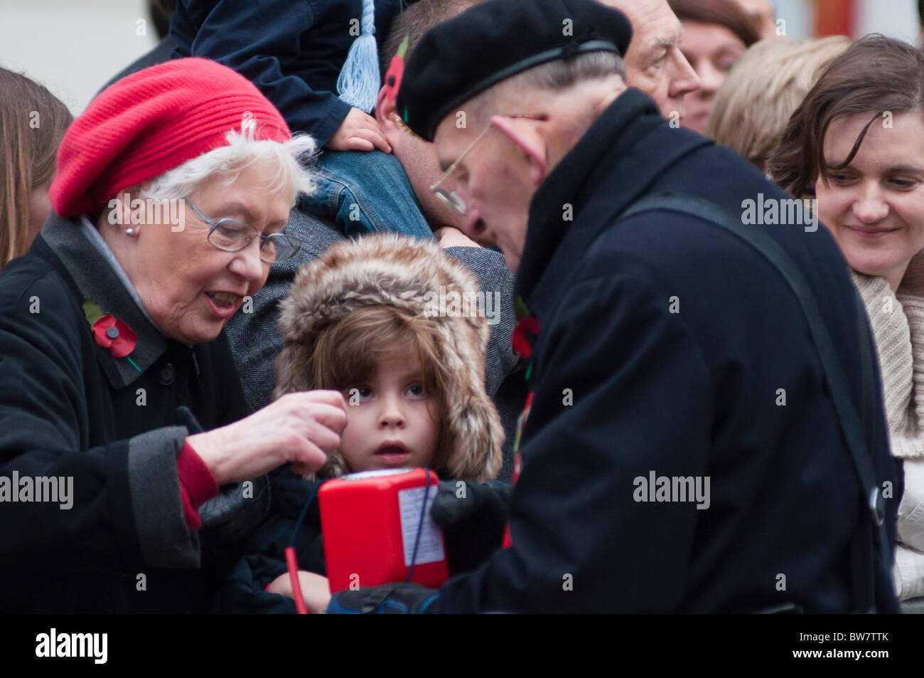 Old Lady acquista un papavero durante il signore sindaco's Parade di Londra 2010. Foto Stock