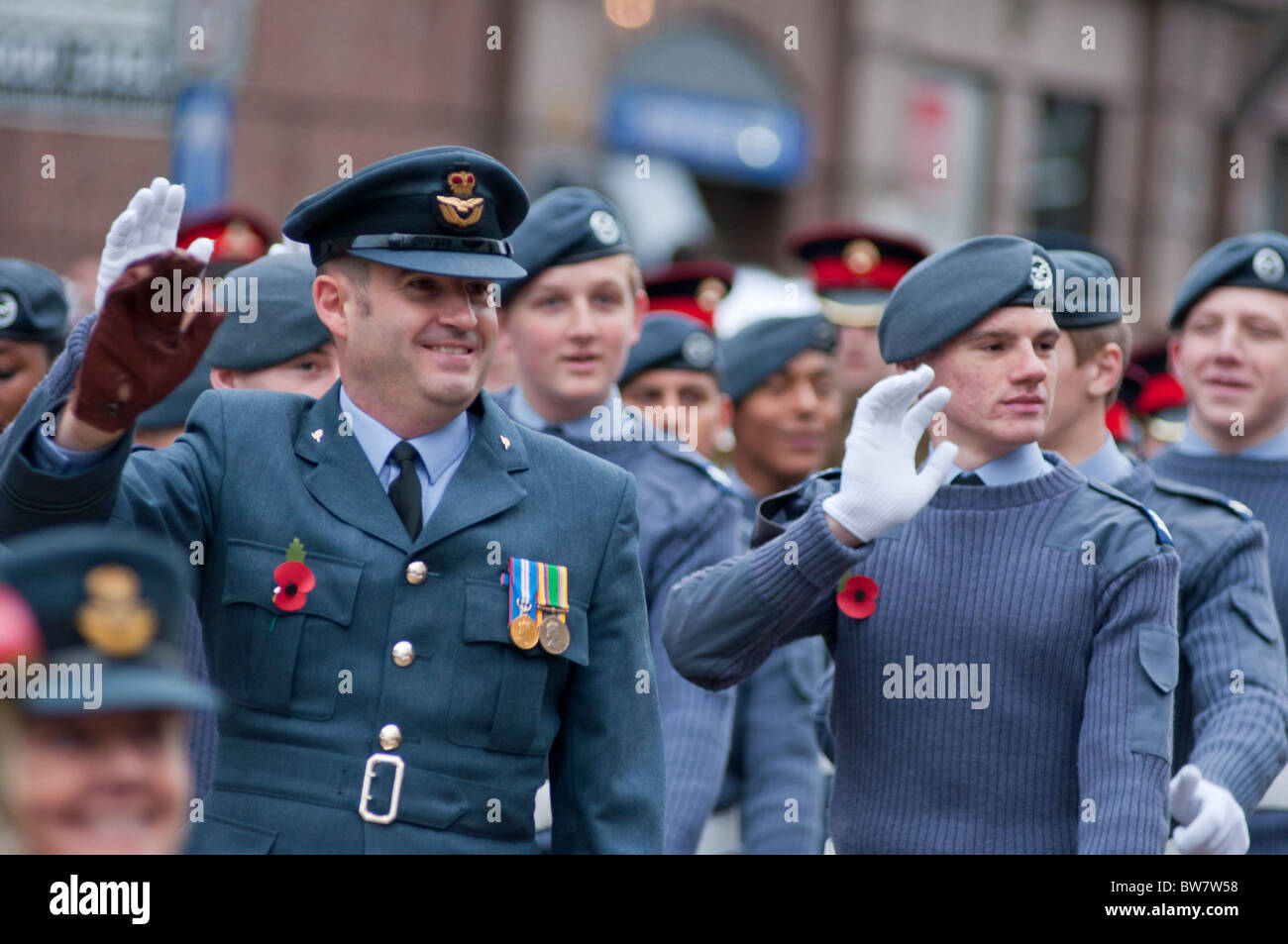 Il personale di RAF a salutare la folla durante il signore sindaco di show 2010, Londra. Foto Stock