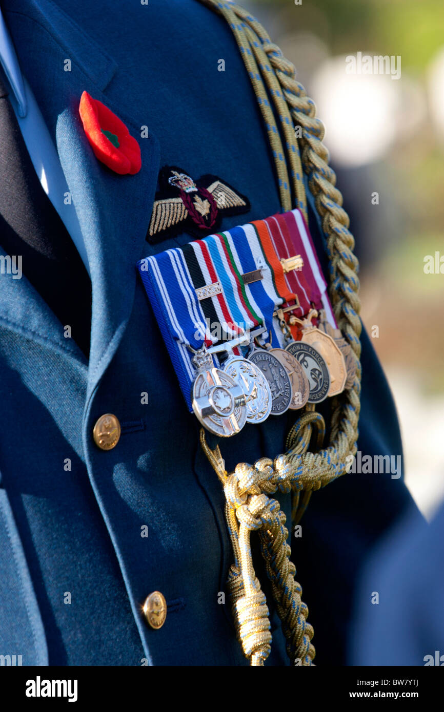 Close-up di una serie di medaglie appuntato alla camicia di un uomo in  Seaford, East Sussex, Regno Unito Foto stock - Alamy