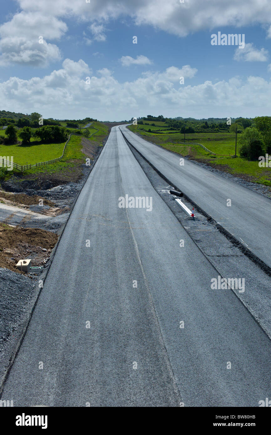 Nuova strada sviluppato con il contributo dei fondi UE vicino a Ennis in County Clare, Irlanda occidentale Foto Stock