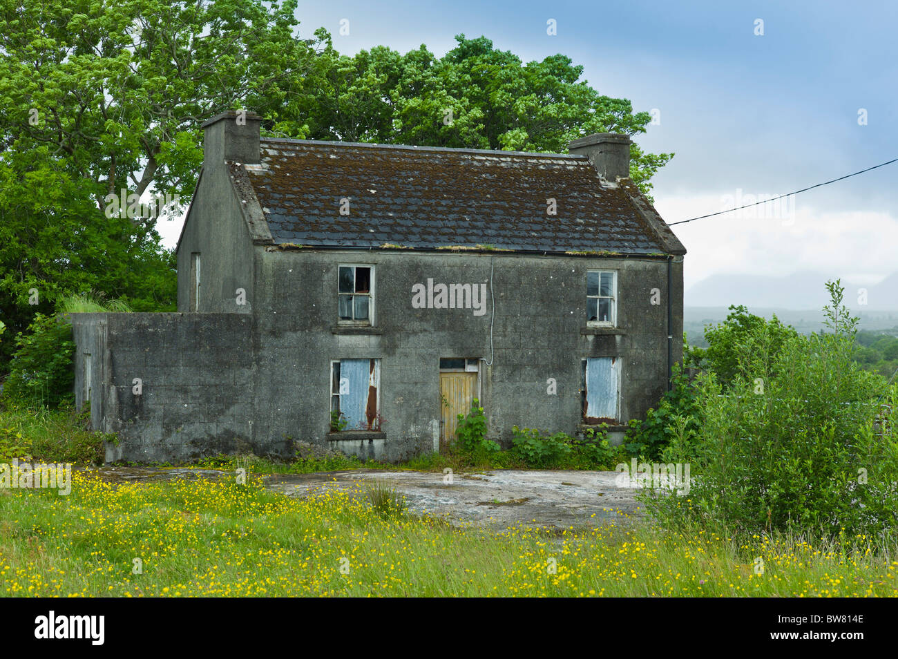 Casa abbandonati con potenziale di sviluppo a Rosmuck nell'area Gaeltecht di Connemara, nella contea di Galway, Irlanda Foto Stock