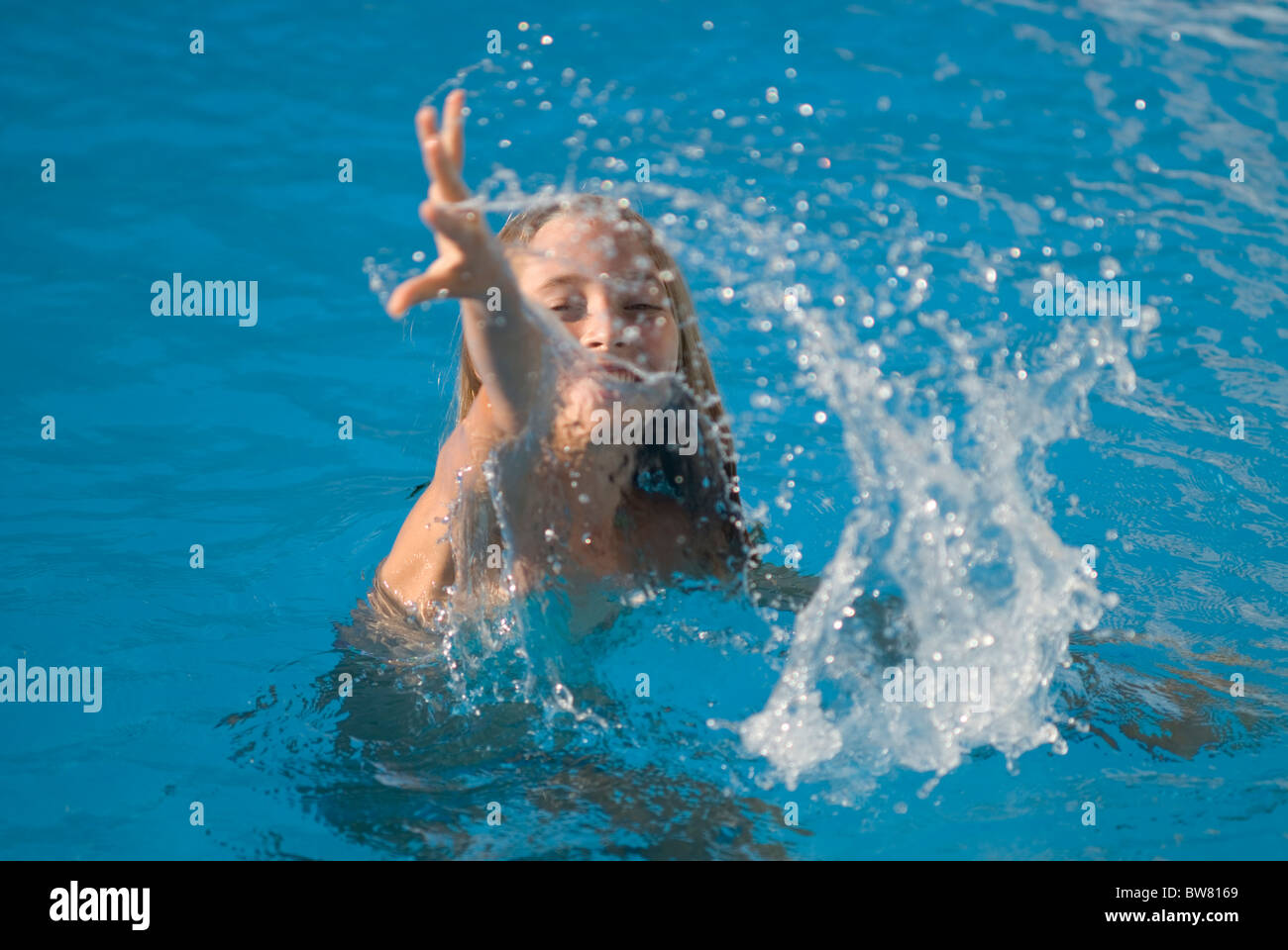 Giovane ragazza a giocare in piscina Foto Stock