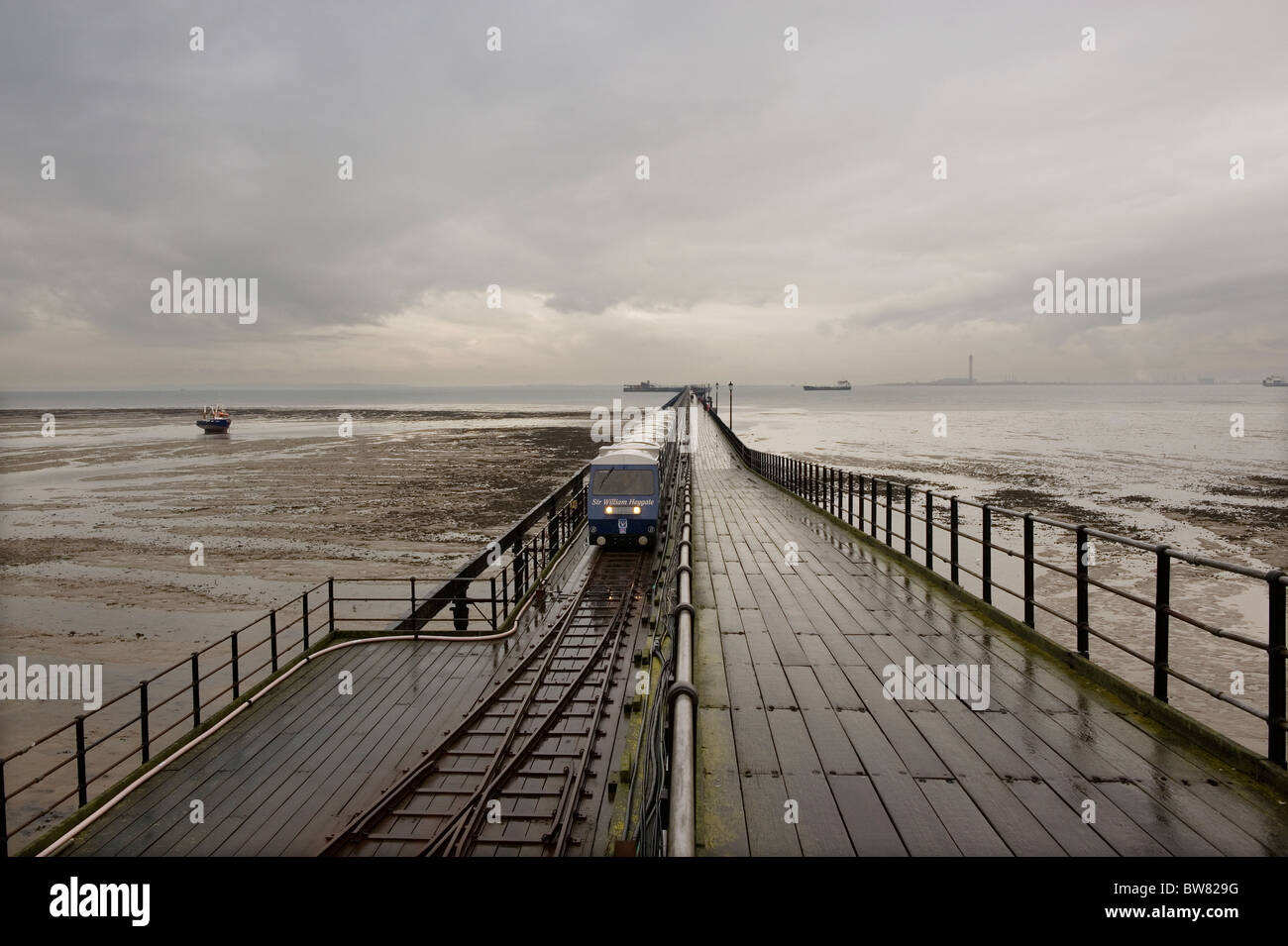 Southend Pier Southend on Sea, Essex, Gran Bretagna. Un giorno di pioggia sul molo di Southend pier che è uno e un quarto di miglia in lunghezza Foto Stock