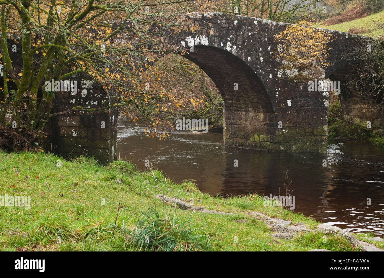 Huccaby ponte che attraversa il West Dart River su Dartmoor presso la frazione di Hexworthy Foto Stock