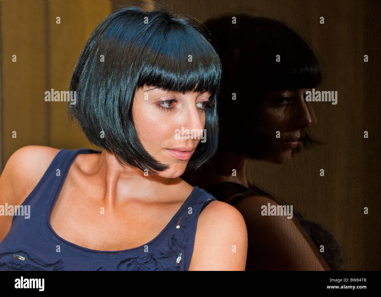 20-30 anni femmina caucasica nel lato anteriore dello specchio retrovisore Foto Stock