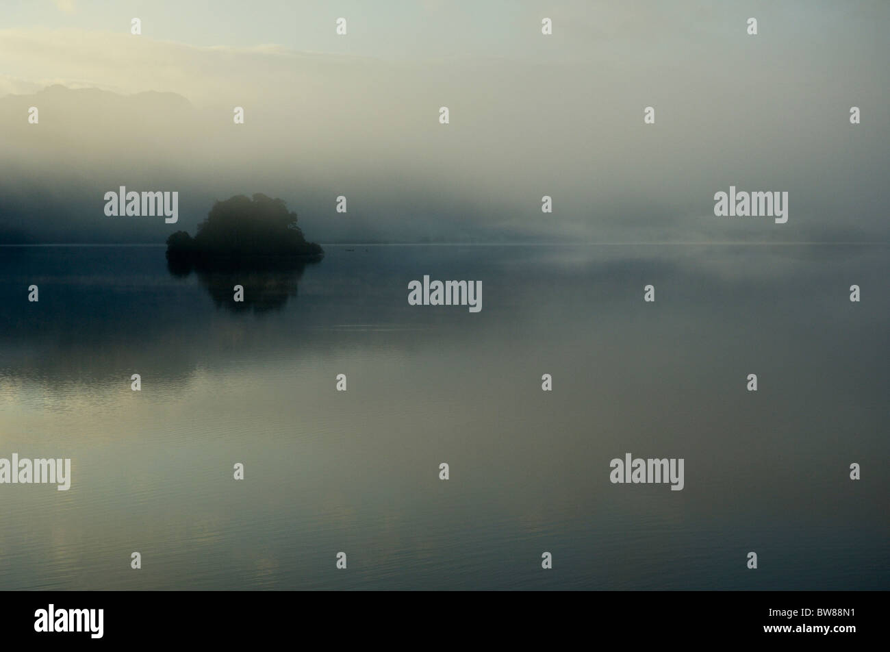 Misty dawn vista di Derwentwater dal frate la rupe, compresi Rampsholme Isola Foto Stock