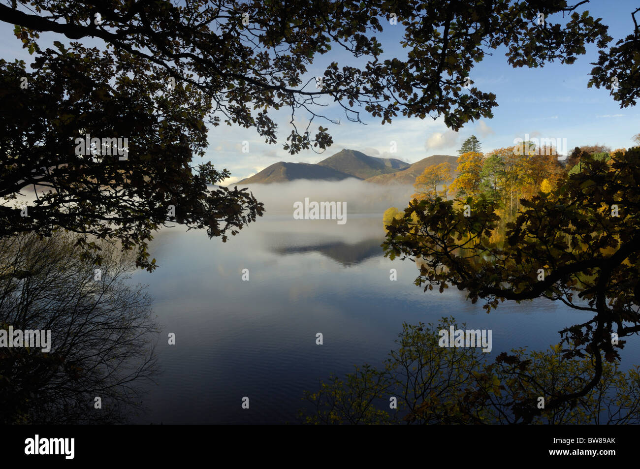 Vista di Causey Pike attraverso Derwentwater, dal frate la rupe, in una nebbiosa mattina di autunno Foto Stock