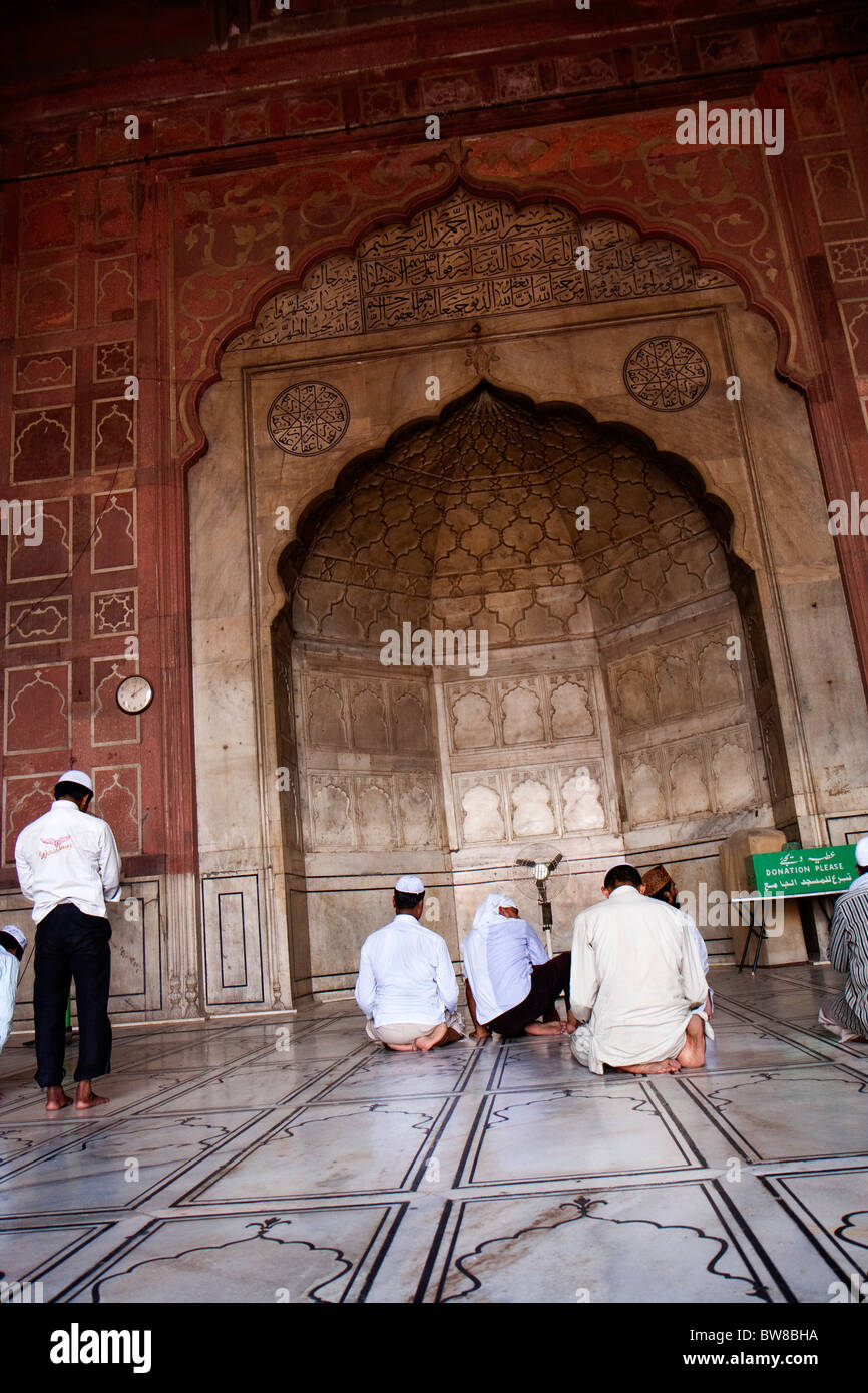 Musulmani indiani pregare presso la Jama Masjid, Delhi, India Foto Stock