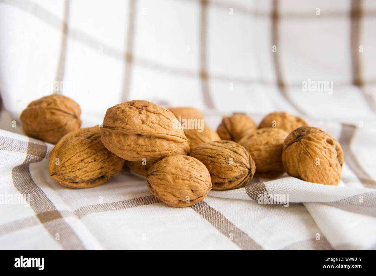 Ancora vita con le noci su un panno rurale Foto Stock