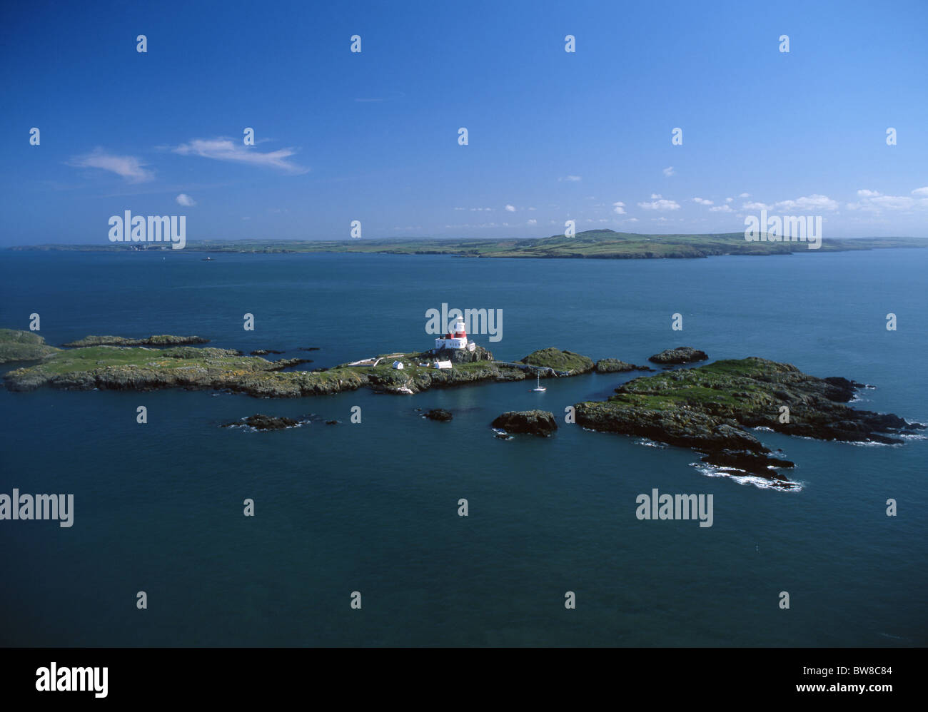 Le isole di Skerries e faro fuori del nord-ovest della costa di Anglesey (Ynysoedd y Moelrhoniaid in Welsh) North Wales UK Foto Stock