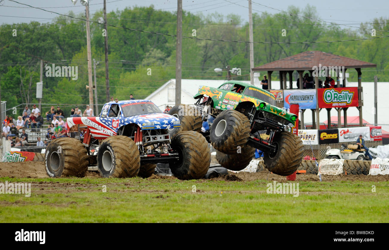 Monster Truck freestyle a 4x4 Off-Road Jamboree Monster Truck Show a Lima, Ohio. Foto Stock