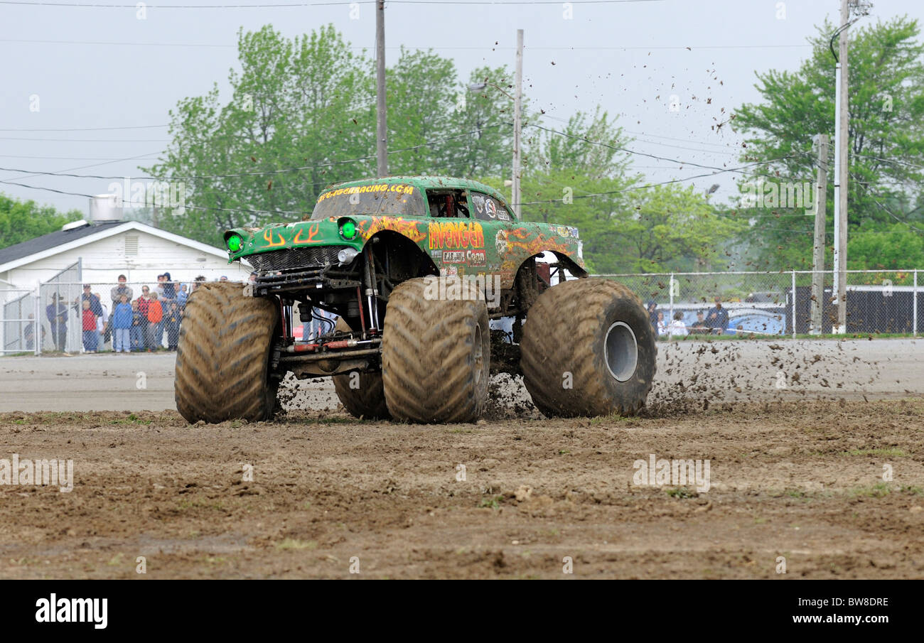 Monster Truck Avenger al freestyle a 4x4 Off-Road Jamboree Monster Truck Show a Lima, Ohio. Foto Stock