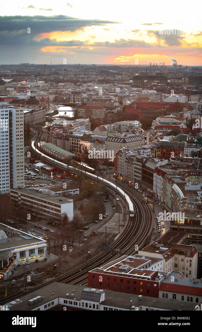 Panorama della città con una vista della città dalla stazione ferroviaria, Berlino, Germania Foto Stock