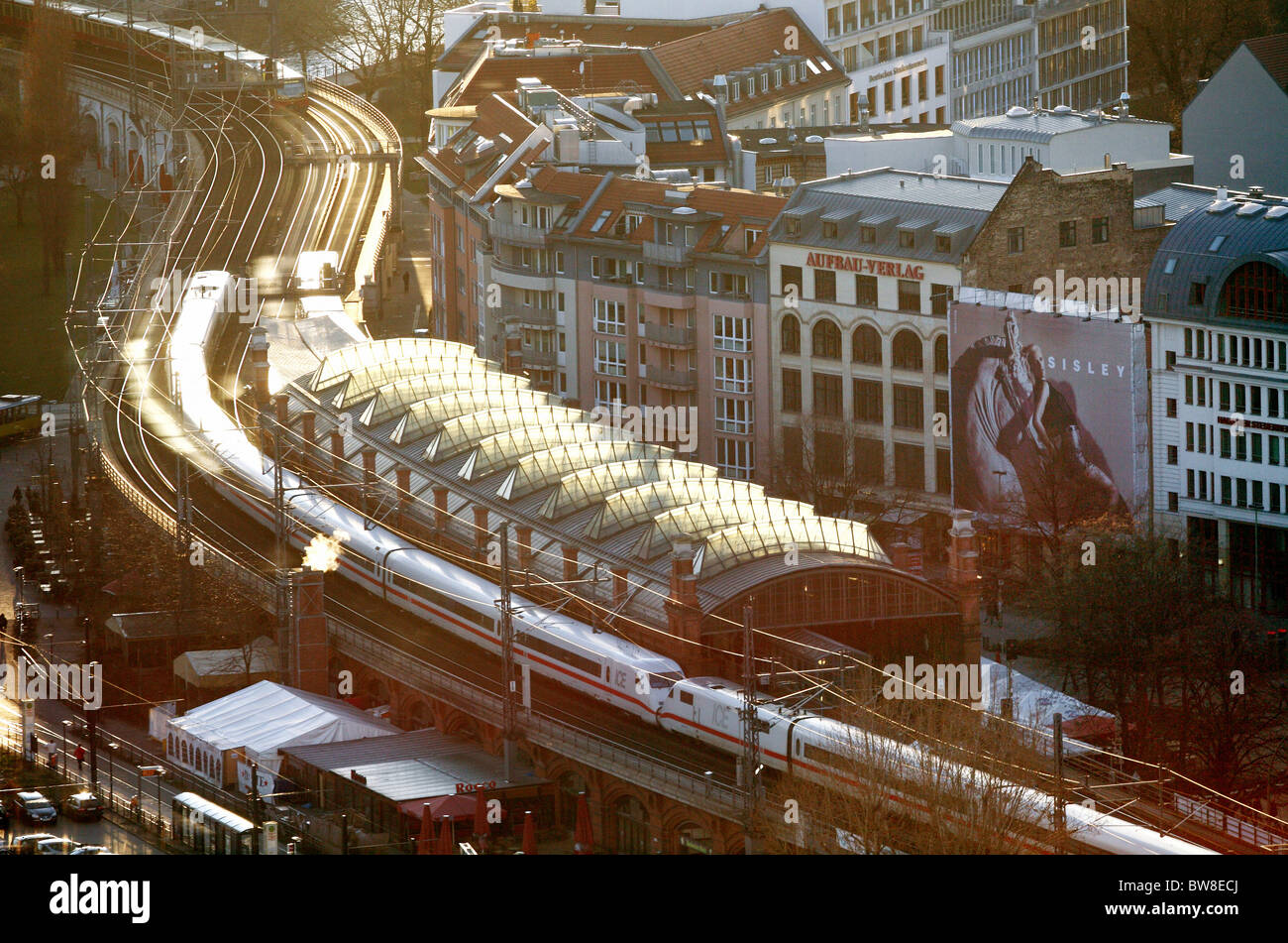 Vista della città e la stazione Hackescher Markt della stazione ferroviaria di Berlino, Germania Foto Stock