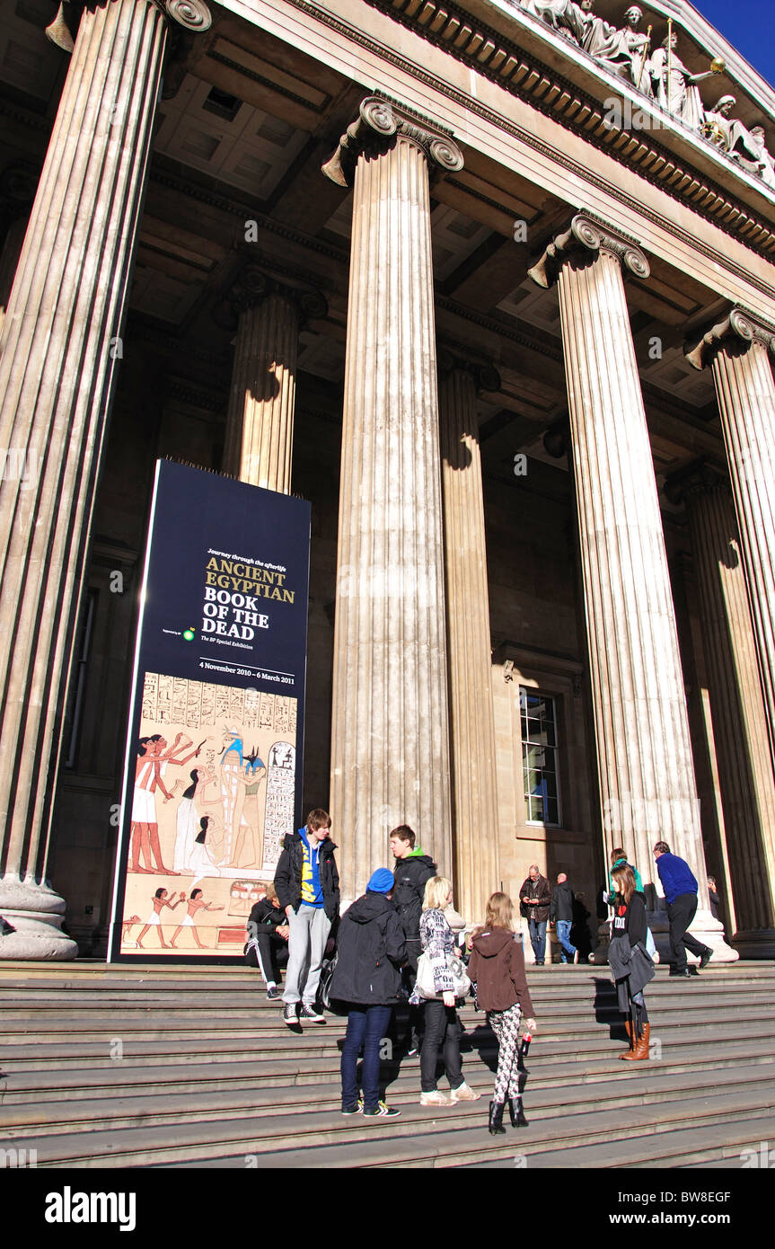 Ingresso facciata, il British Museum, Great Russell Street, Bloomsbury, Greater London, England, Regno Unito Foto Stock