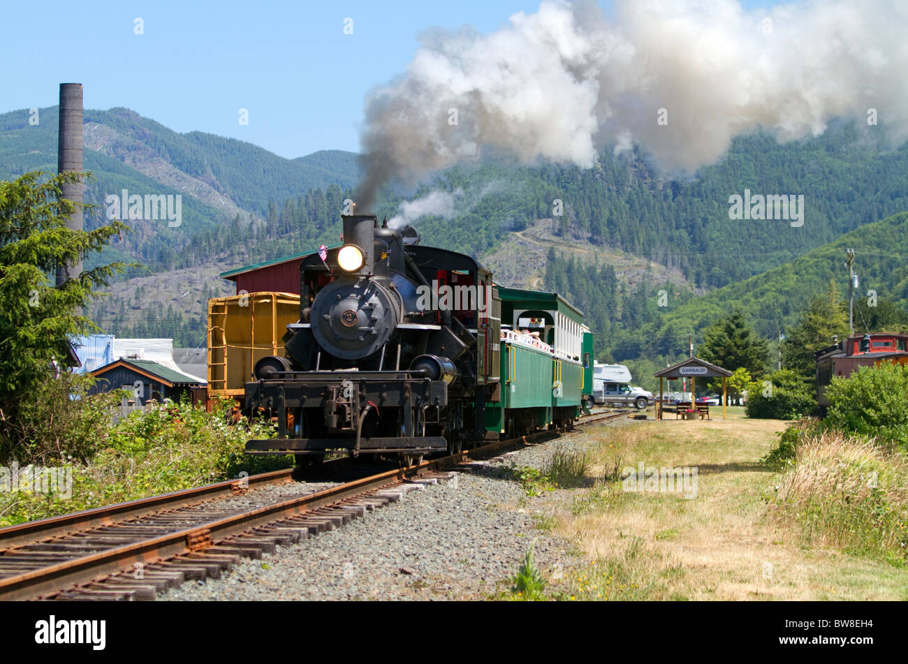 I turisti di marcia dietro un 1910 Heisler locomotiva a vapore a Garibaldi, Oregon, Stati Uniti d'America. Foto Stock