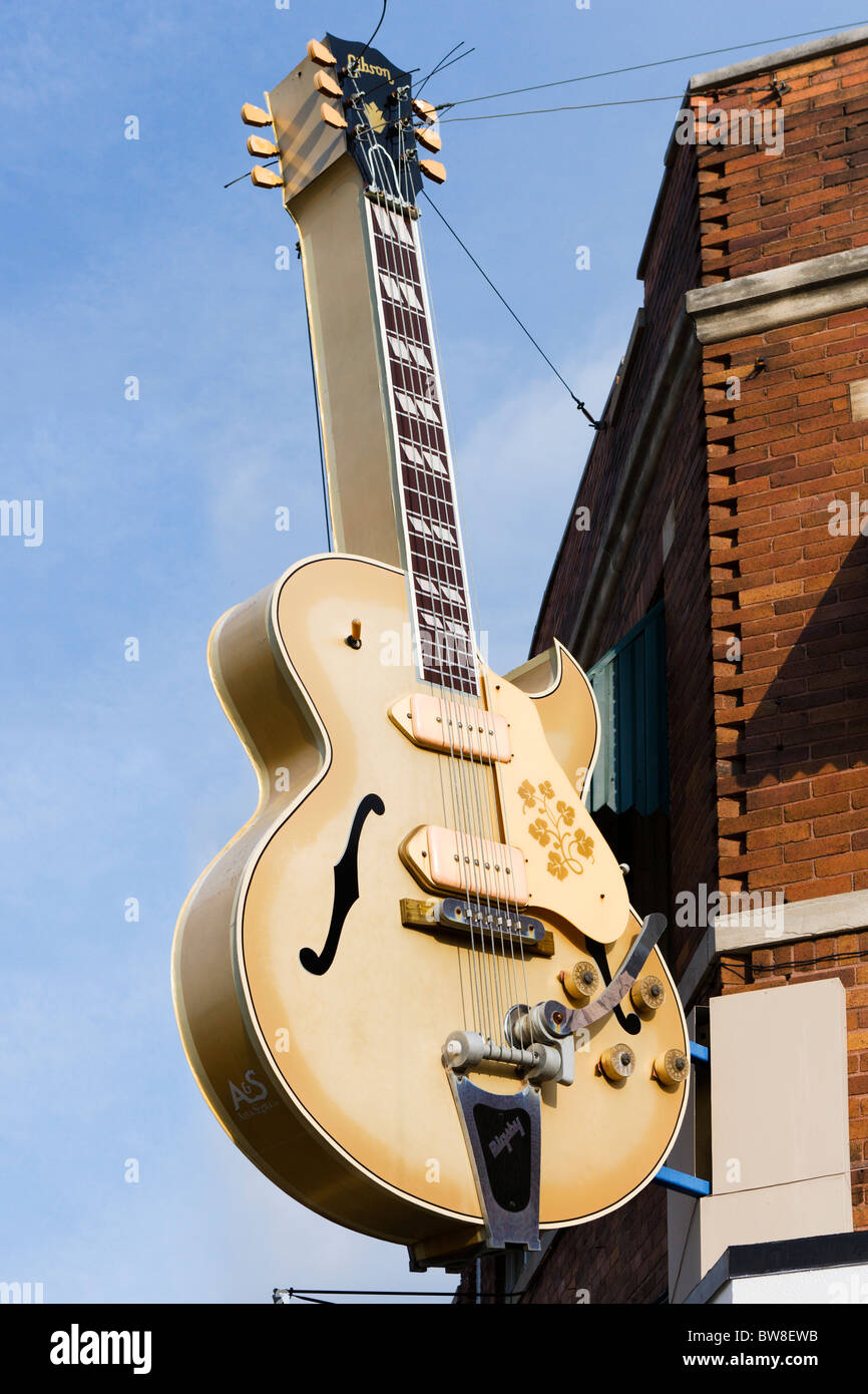 Giant Gibson Guitar al di fuori del centro storico Sun Studio sull Unione europea Avenue, Memphis, Tennessee, Stati Uniti d'America Foto Stock