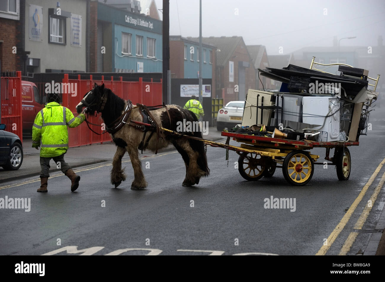 Uno straccio e osso uomo tira un cavallo e un carrello lungo le strade di Hull, Regno Unito, nel 2009, la raccolta spazzatura da case e aziende. Foto Stock