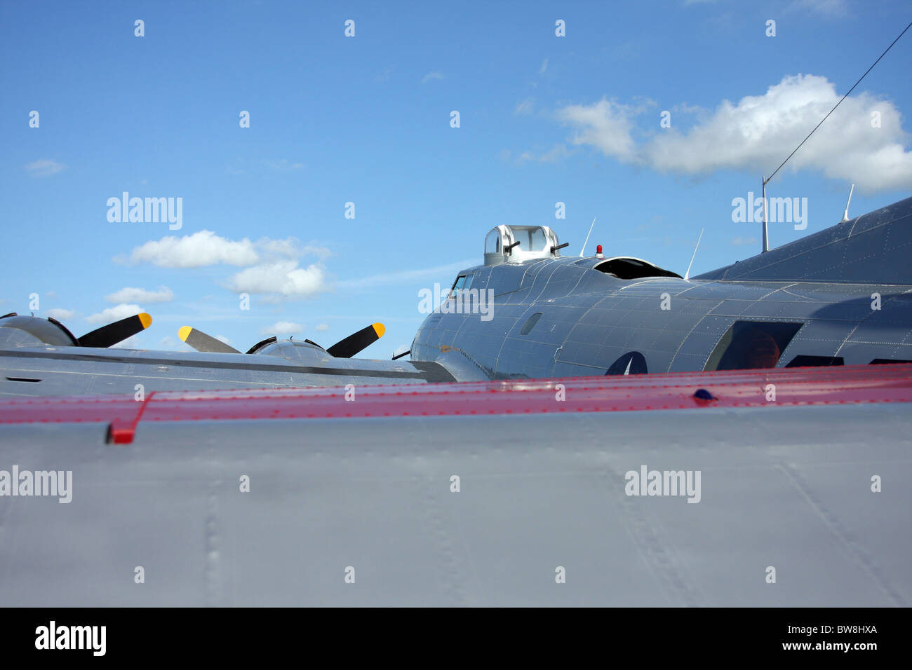 Un restaurato la II Guerra Mondiale durante la seconda guerra mondiale era B-17 bombardiere aereo l'alluminio coperto dalla parte posteriore Foto Stock