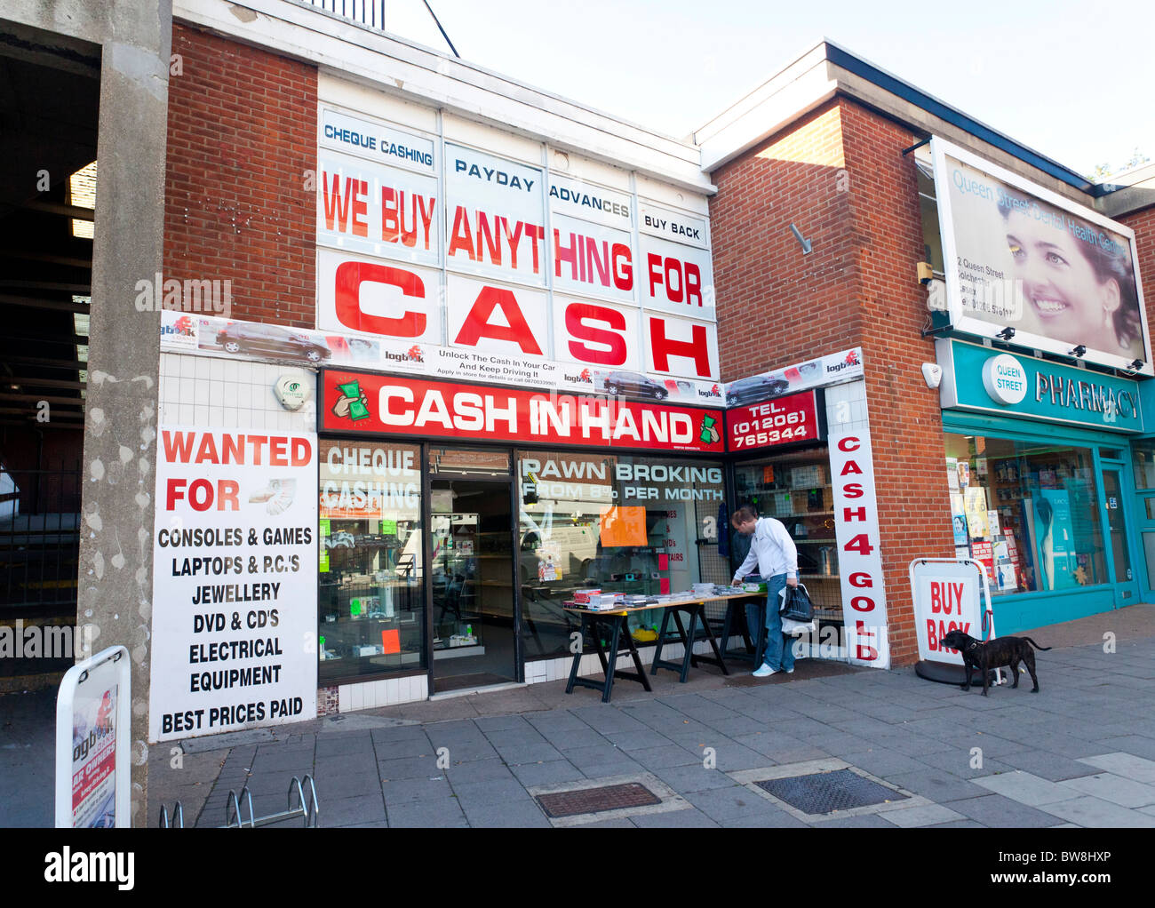 Al di fuori del negozio pawnbroker Foto Stock
