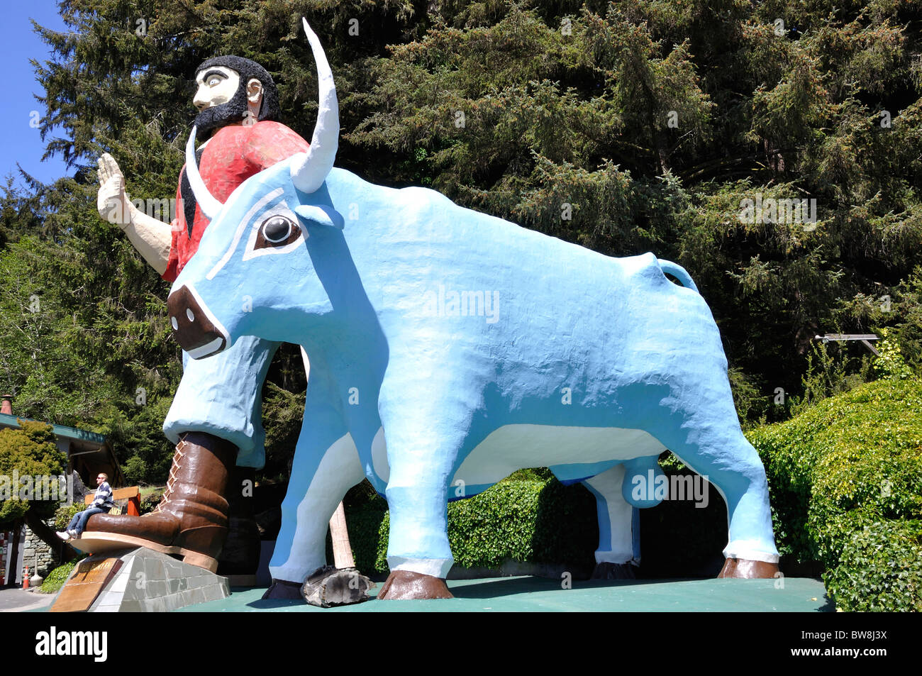 Il babe il bue blu della statua di Paul Bunyan ad alberi di mistero, di Klamath, CALIFORNIA, STATI UNITI D'AMERICA Foto Stock