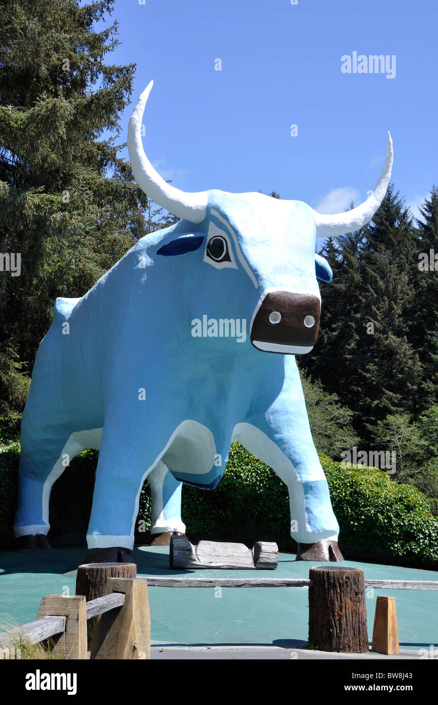Il babe il bue blu della statua di Paul Bunyan ad alberi di mistero, di Klamath, CALIFORNIA, STATI UNITI D'AMERICA Foto Stock
