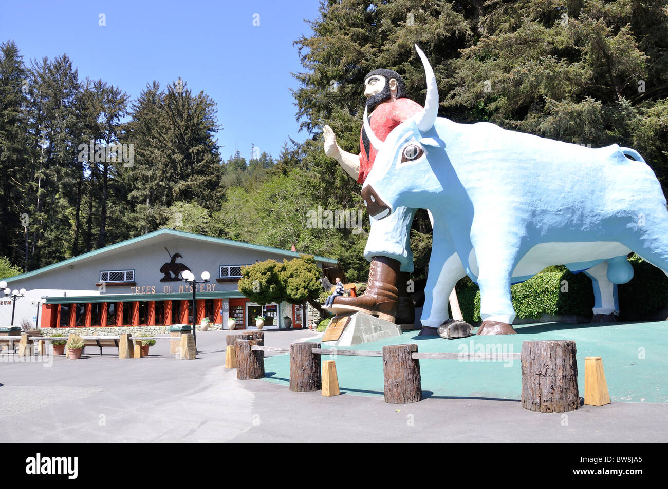 Il babe il bue blu della statua di Paul Bunyan ad alberi di mistero, di Klamath, CALIFORNIA, STATI UNITI D'AMERICA Foto Stock
