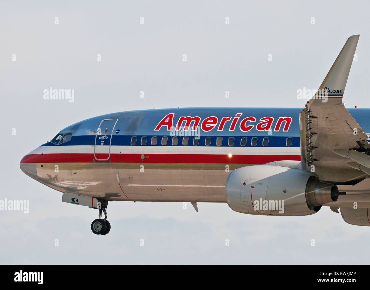 Un basso angolo vista ravvicinata di un American Airlines Boeing 737 aereo jet in procinto di effettuare un atterraggio in un aeroporto. Foto Stock