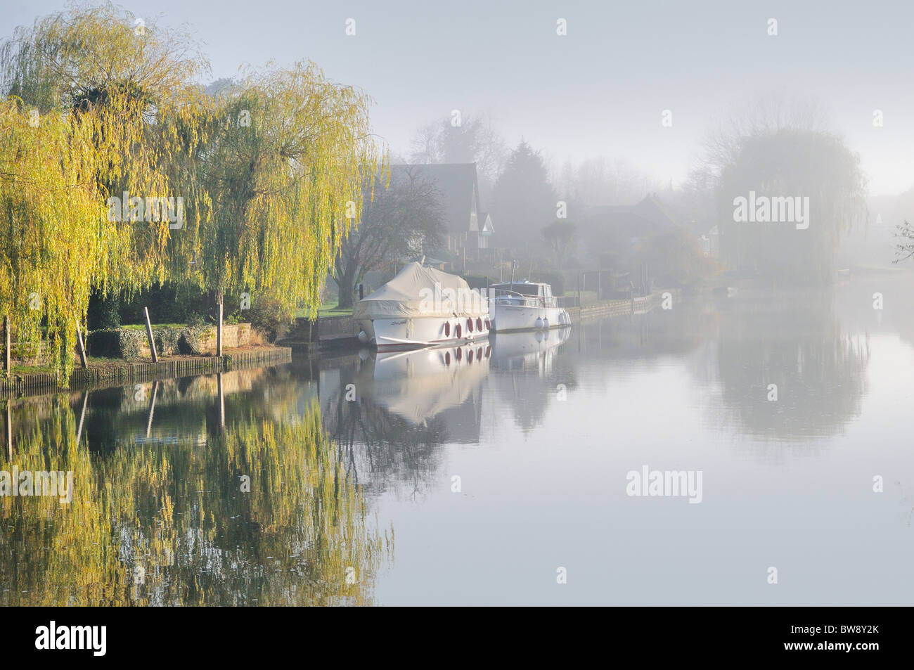 Autunnale di Fiume Tamigi a Old Windsor , Berkshire Foto Stock