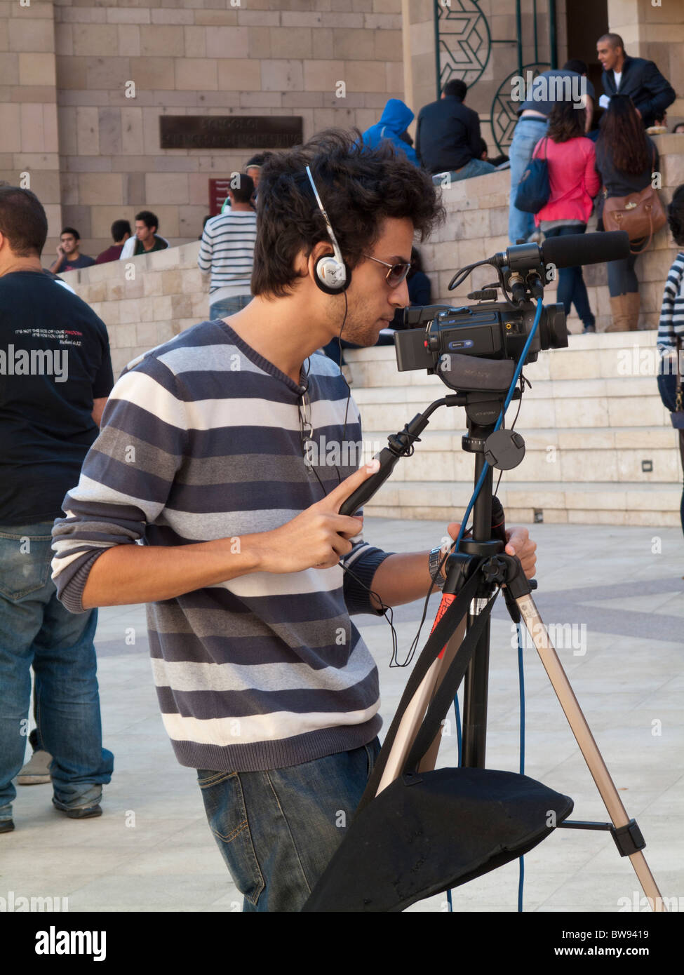 Studente maschio videocamera operativo, American University del Cairo nuovo campus Nuova Cairo, Egitto Foto Stock