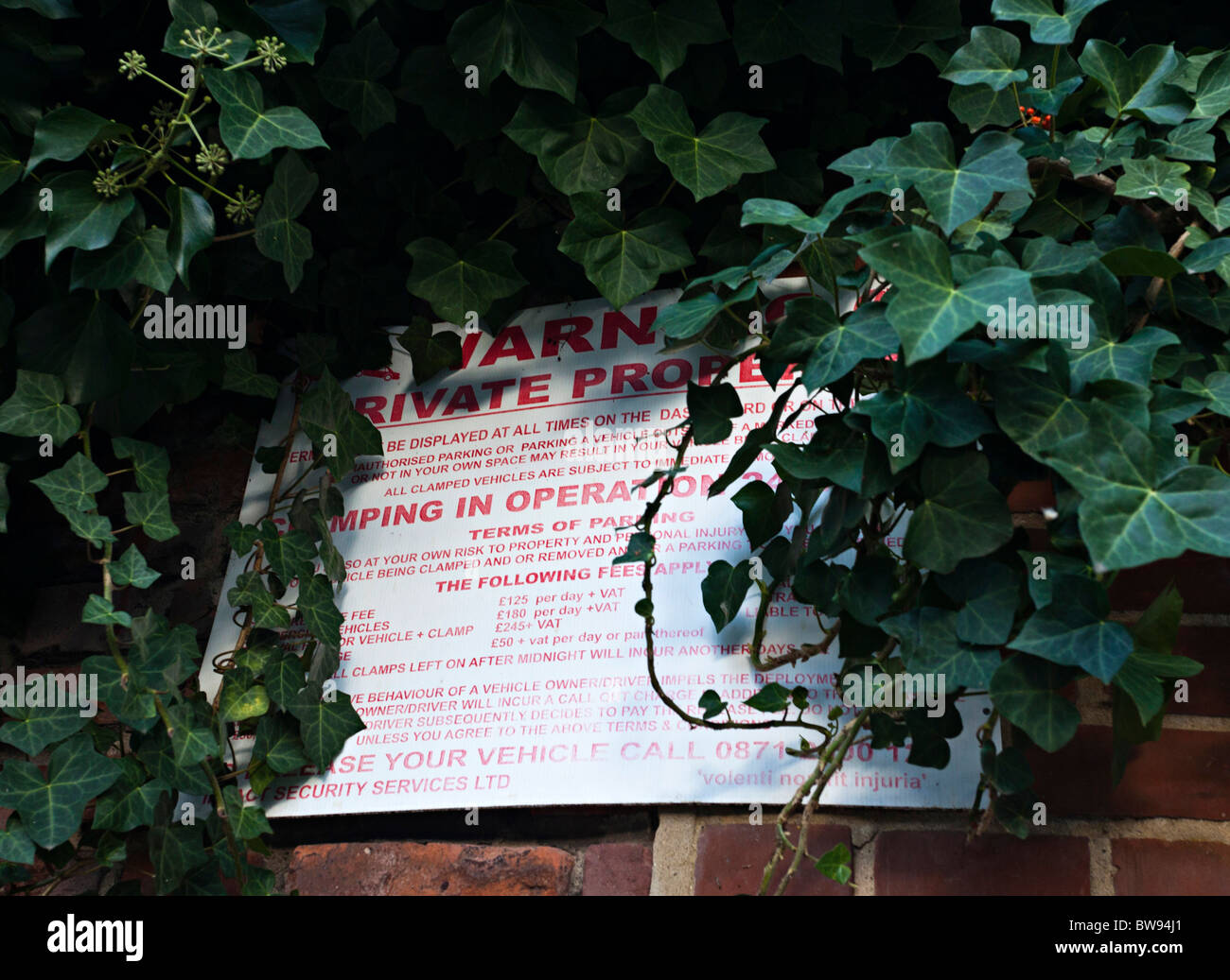 Spia di bloccaggio segno nel parcheggio privato nel Regno Unito Foto Stock