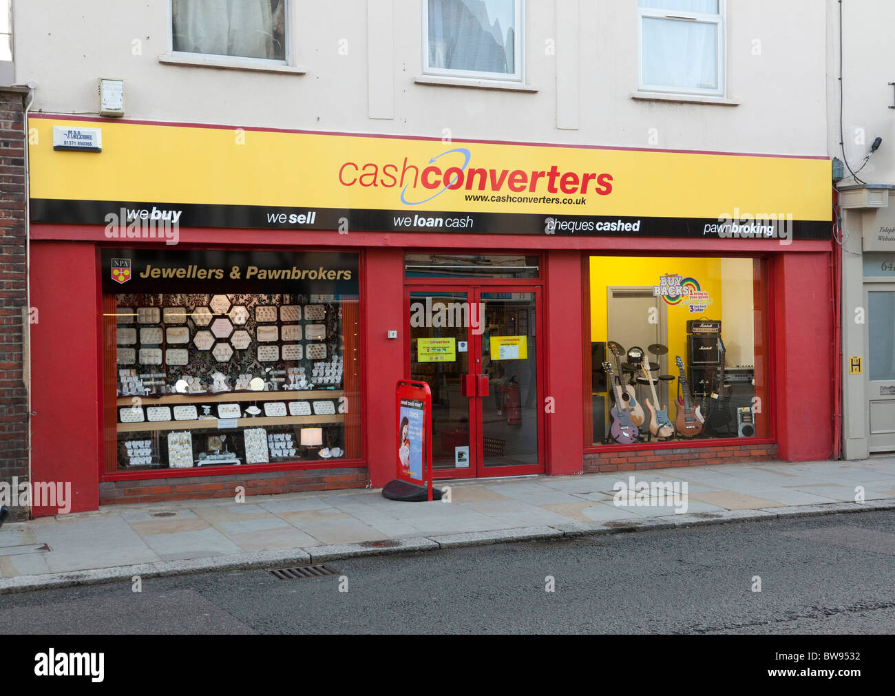 Convertitori di cassa pawnbroker shop Foto Stock