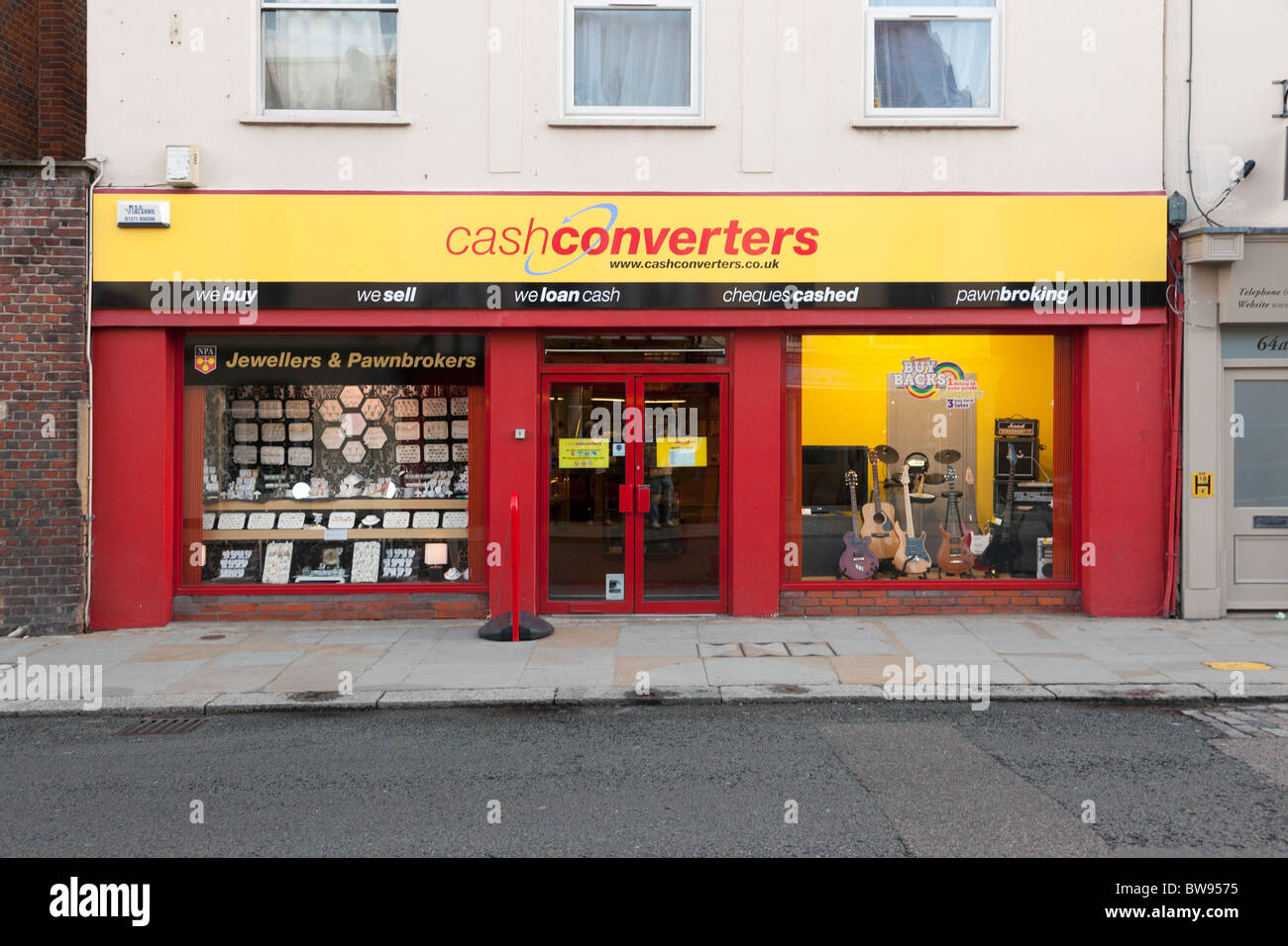 Convertitori di cassa pawnbroker shop Foto Stock