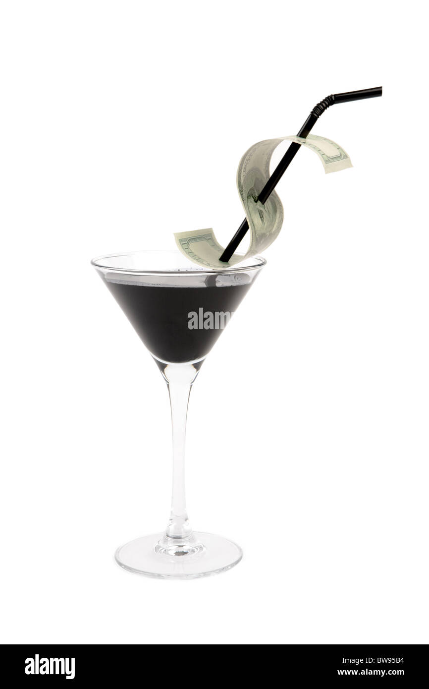 Foto del bicchiere pieno di olio con turbolenza e dollar nota isolate su sfondo bianco Foto Stock
