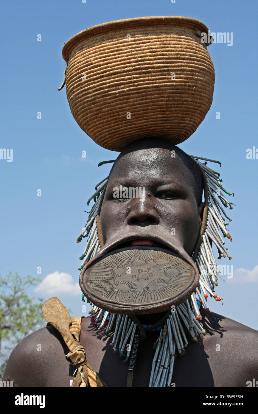 Tribù dei Mursi donna con piastra a labbro, Valle dell'Omo, Etiopia Foto Stock