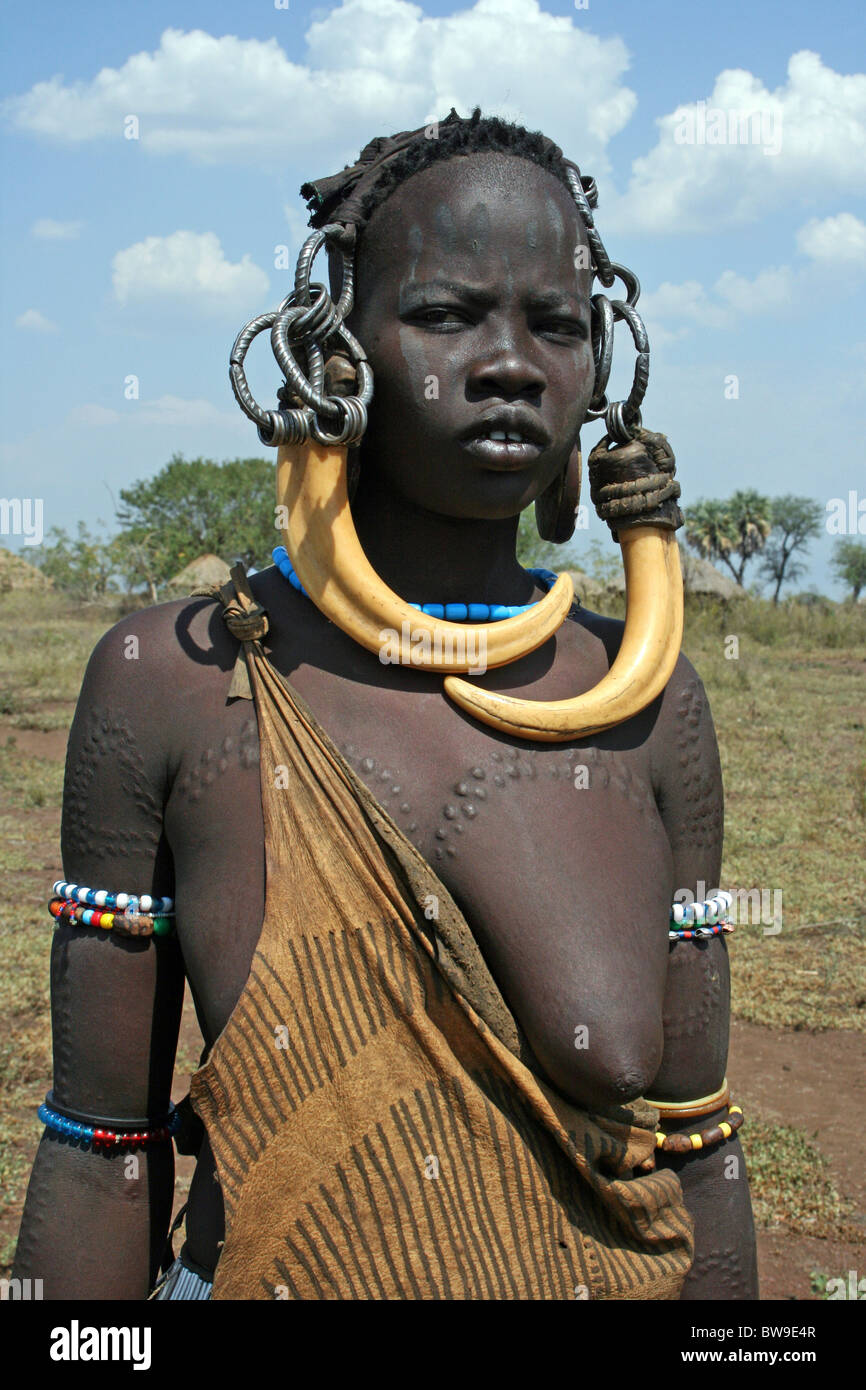 Tribù dei Mursi Donna, Valle dell'Omo, Etiopia Foto Stock