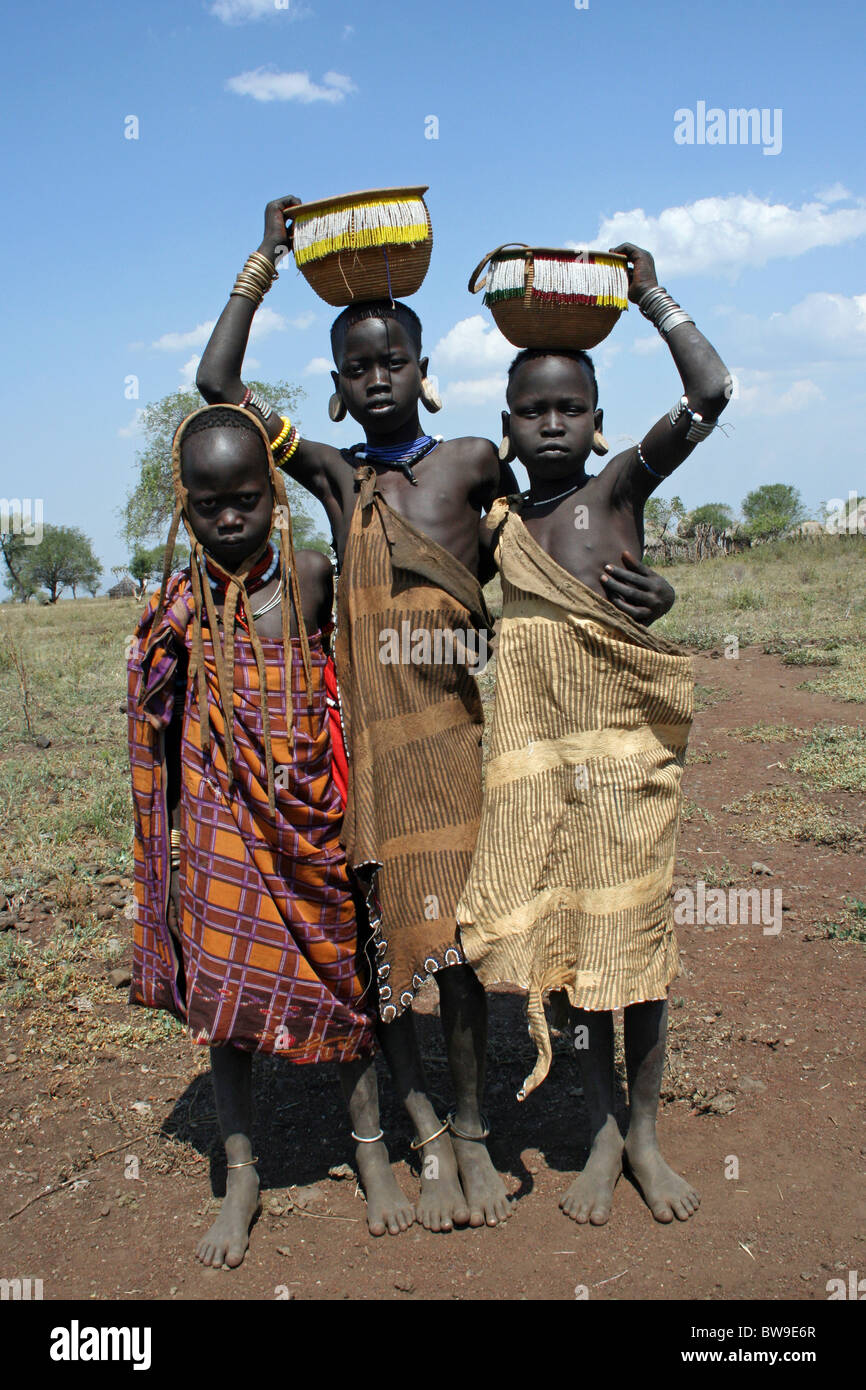 Tribù dei Mursi ragazze, Valle dell'Omo, Etiopia Foto Stock