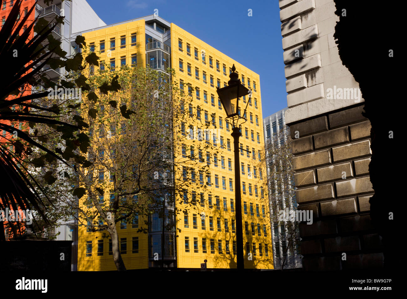 Architettura moderna su St Giles High Street e lampada vittoriana post di St Giles-in-the-Fields Church Soho di Londra. Foto Stock