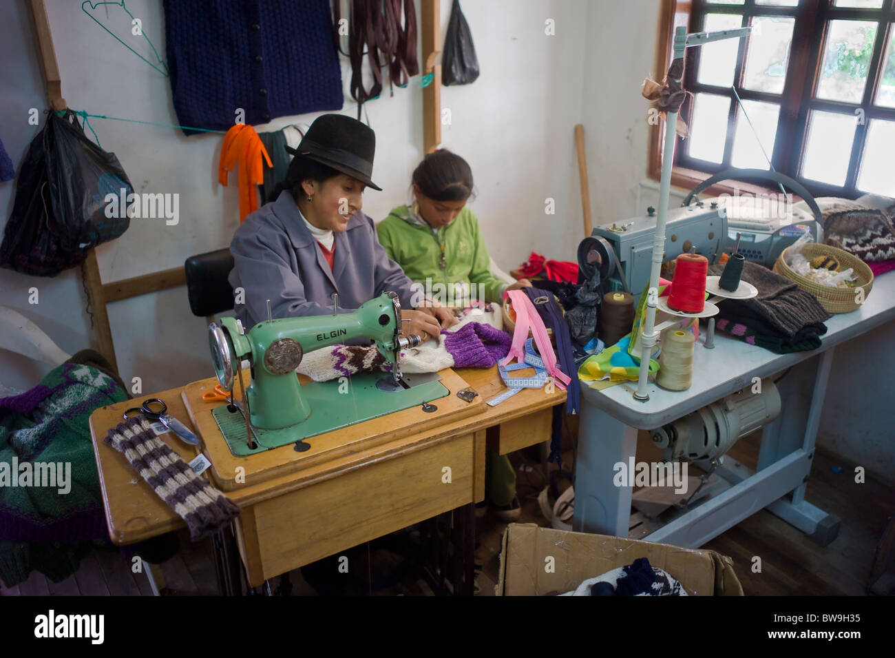 Donna e bambino in cucitura indumento coop di Salinas de Guaranda, Ecuador Foto Stock